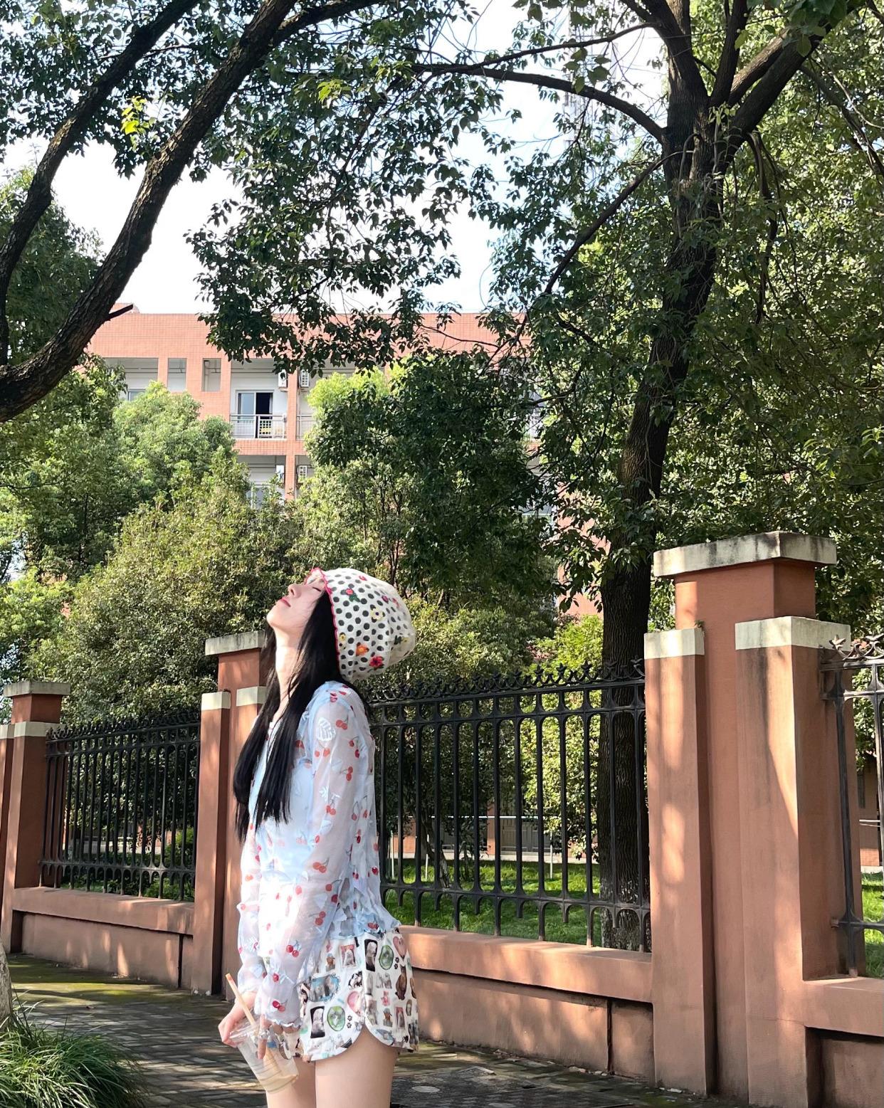 时尚专用小马甲|鞠婧祎美照来袭，可爱又美丽，这一点无人能及！