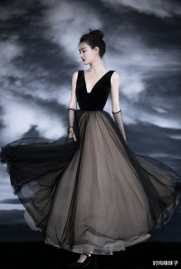 唇妆|徐璐全新大片，露背裙配复古红唇，优雅高贵宛如童话公主