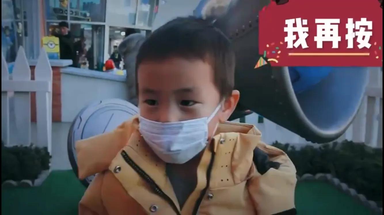 张嘉倪|孙莉一家五口游环球影城,多多牵弟弟超有爱,黄磊全程充当工具人