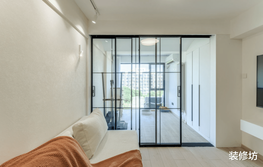 一居室里还有阳光健身房，清新北欧风的空间，邻居看了都羡慕