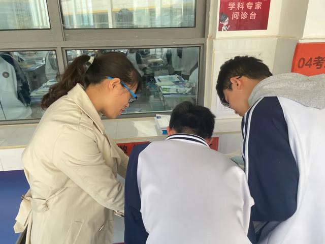 教师|南阳市第六完全学校高中 真正的师者：点亮自己的心 照亮别人的路