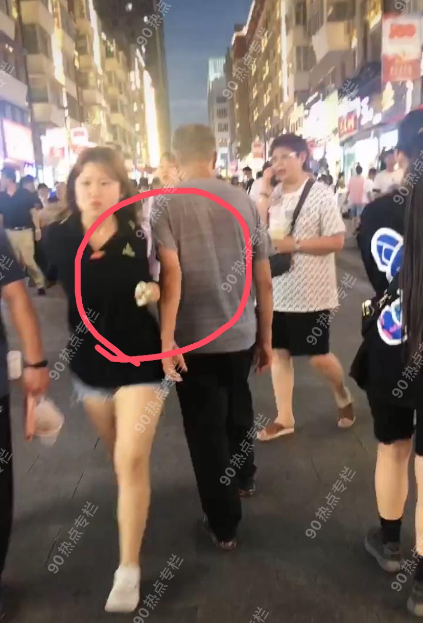 蔡宏志聊时尚|长春大爷上街溜达，专挑漂亮小姐姐“碰手臂”，假装不是故意的