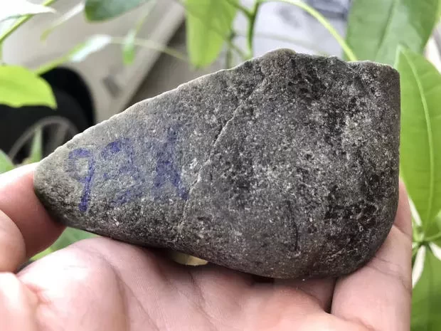 翡翠|不起眼的老后江翡翠原石,开窗暴涨,玉肉似果冻般诱人!