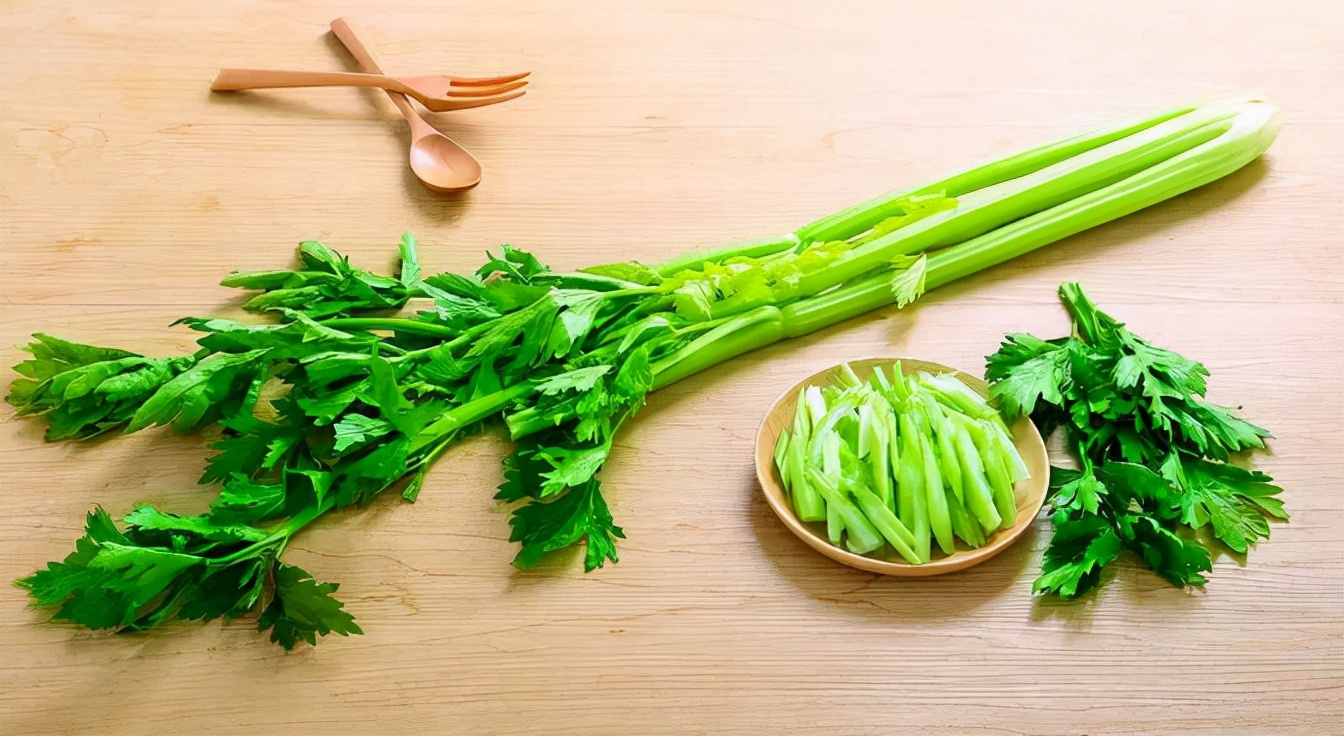 芹菜|降压“冠军”已现身，芹菜往后排，每天坚持吃一口，血压“嗖嗖”降