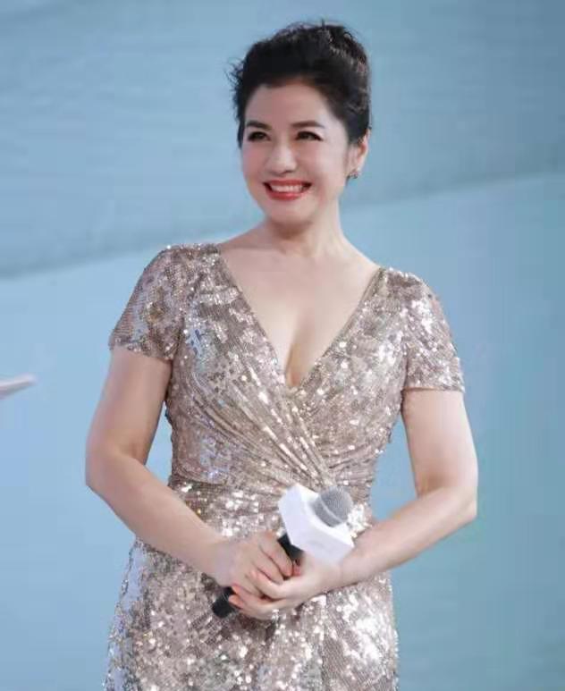 钟楚红|钟楚红黎姿合体看画展，61岁钟楚红身材发福臃肿，模样大变认不出