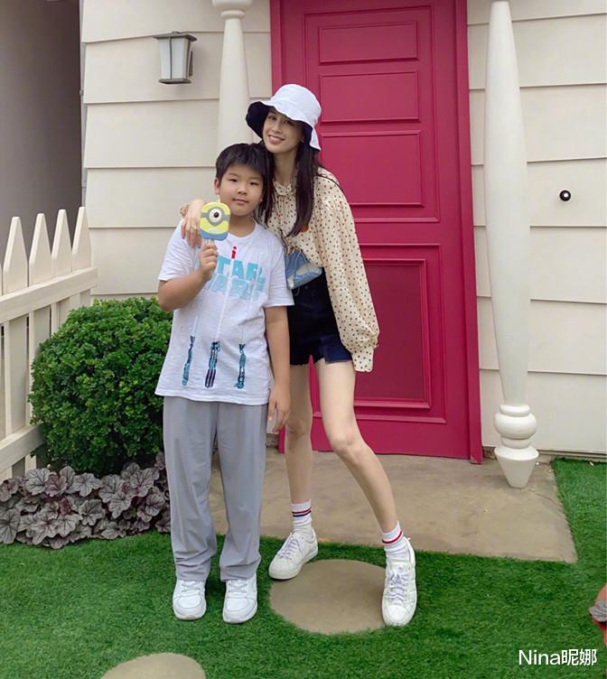 黄圣依|黄圣依罕见带大公子游玩，穿雪纺衫腰比儿子还细同框像小姐姐，9岁安迪快胖成球