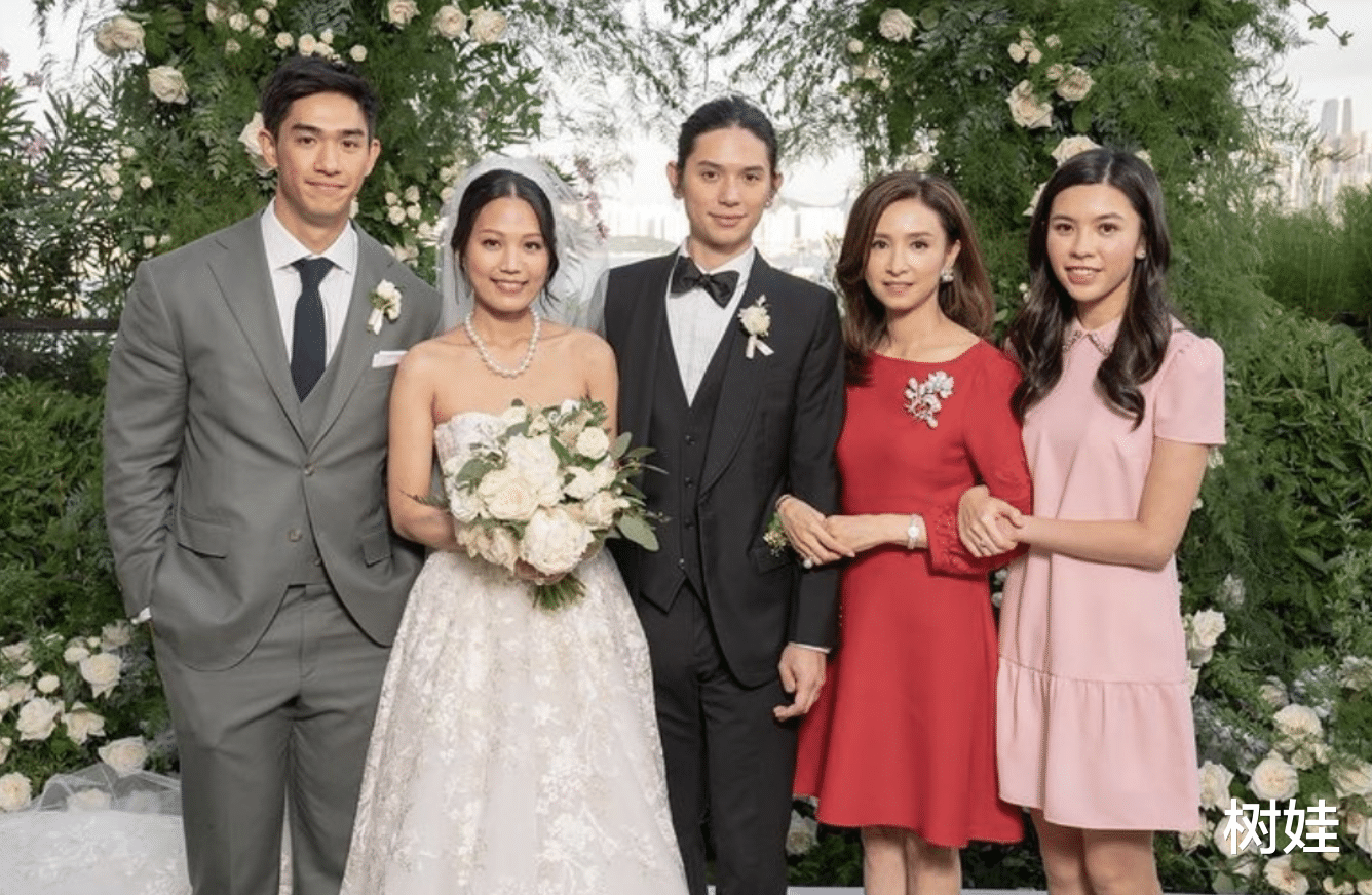 吴婉芳|吴婉芳与儿媳逛街买灯饰，婆媳俩有商有量关系好，同住八层楼豪宅