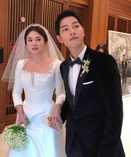 宋仲基|宋仲基离婚后颜值终于回春！穿黑西装贵气挡不住，晒黑后更man了