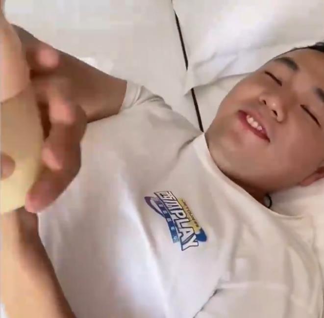 浙江一男子和妻子外地出差,挤出母乳不舍得扔,男子喝后反应真实