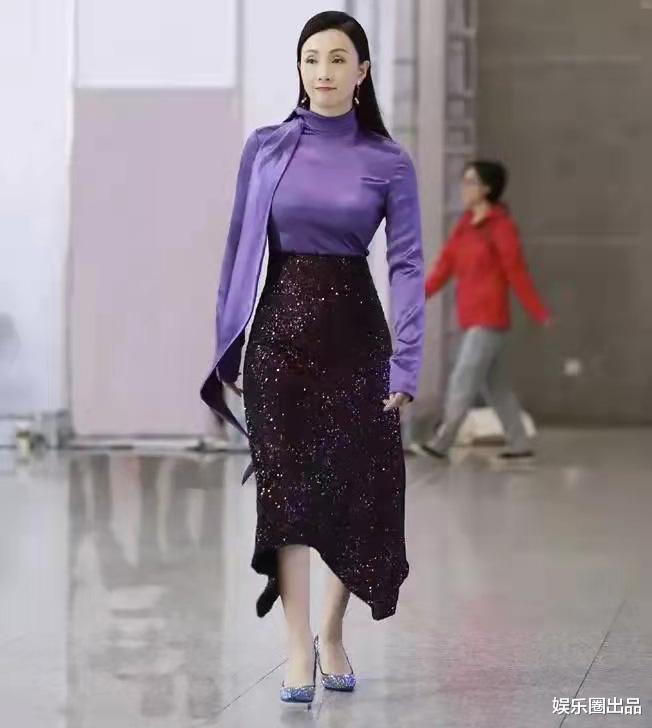 陶虹|陶虹才是真浪姐，穿拼接色长裙录制节目，一丝不漏却女人味十足