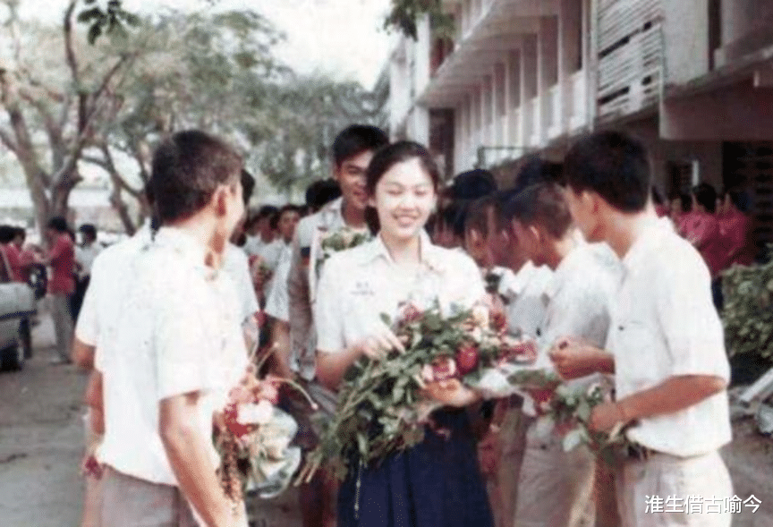 老挝|华裔泰国最美前总理英拉：未婚却被男友宠爱26年，在中国当董事长