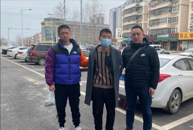 天天读报会 头盔男持刀抢走现金和首饰，下楼买烟被蹲守民警抓获