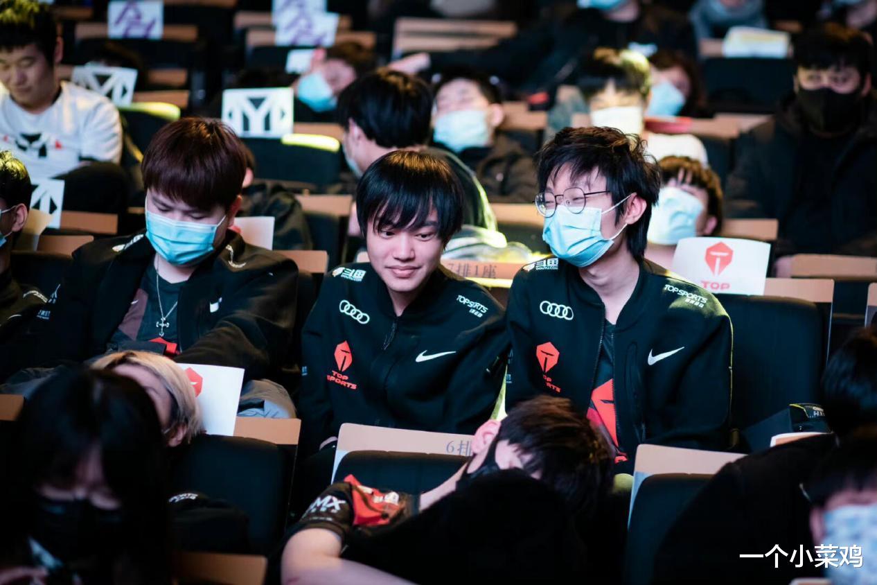 lpl|LPL选手集体被折磨，jiejie险些成“250”，GALA眼睁睁看着自己的辅助跑了