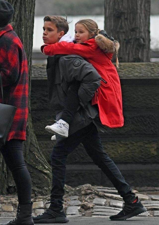 二哥|11岁的小七和二哥合影！当年趴在罗密欧后背上的小姑娘，长大了