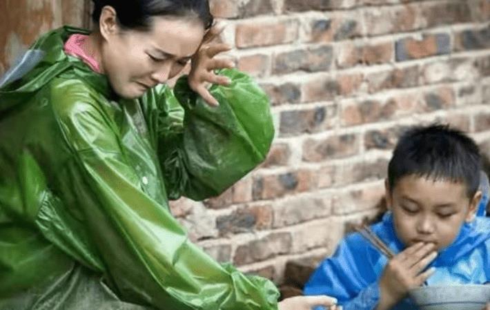 哑铃妈妈|孩子对妈妈的态度，藏着妈妈的家庭地位，不妨对照下你是哪一种？