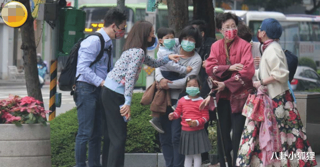 庾澄庆|庾澄庆全家为妈妈庆90大寿，一双儿女罕见露面，全身照曝光超可爱