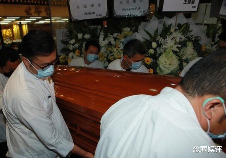 吴孟达|吴孟达未举行扶灵仪式，灵柩由殡仪馆的人抬走，没有明星到场送别