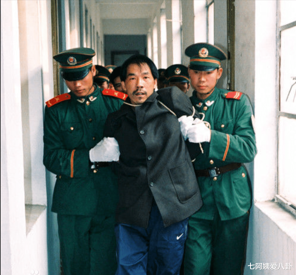 劳荣枝|劳荣枝就这样写好了结局,从女教师堕落成女魔头,她该怪谁呢?