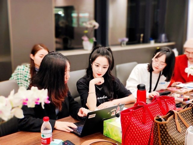 薇娅|薇娅发文报平安，与汪苏泷交流手术心得，没想到被林依轮的评论笑疯