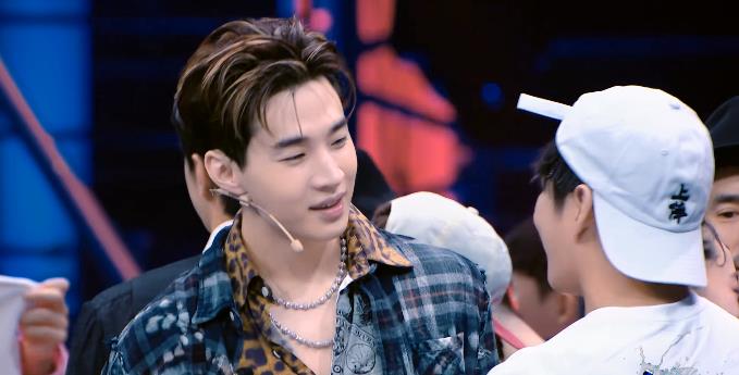 韩宇|韩宇遗憾出局，刘宪华战队只剩三人，萌新队长真诚道歉很感人