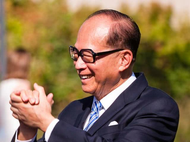 爱因斯坦|李嘉诚“朴实”晚年生活：8200万拍下爱因斯坦手稿，1粒药156万