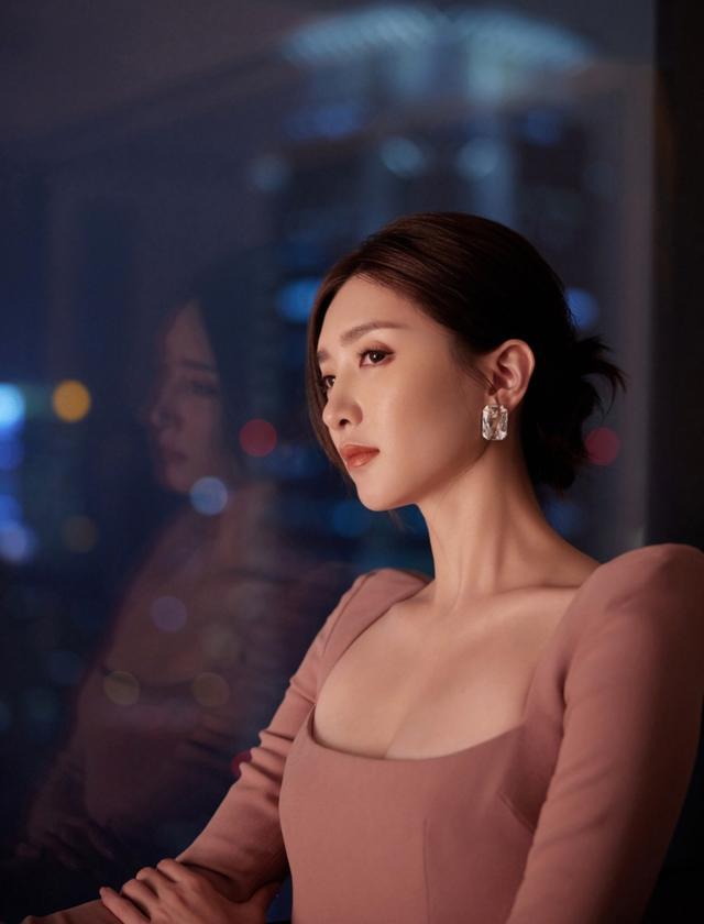 旗袍公馆 江疏影有“料”就是自信，穿裸色紧身裙曲线惊艳，大领口抢走焦点