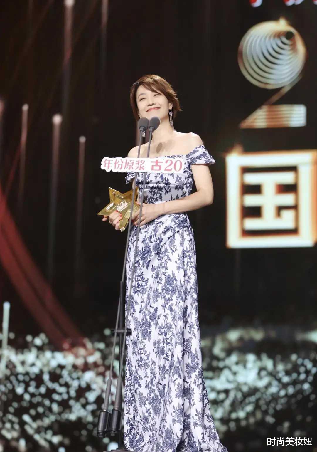 短发|马伊琍离婚后终于美回来，穿卫衣配粉裤子，染棕色短发好减龄