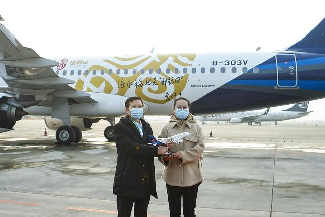 看航空 青島航空“海水稻號”飛機順利啟航
