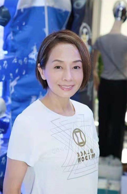 美人哒|61岁毛舜筠才是不老女神,白T恤配牛仔裤,简简单单穿出青春活力