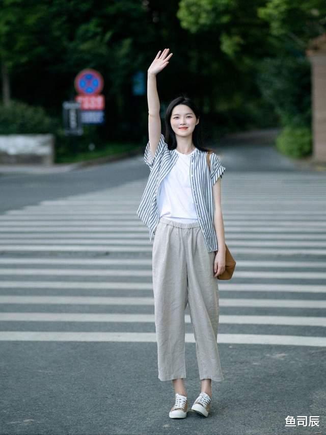 鱼司辰|休闲慵懒风怎么搭？条纹衬衫+棉麻长裤简约洋气，气质又优雅