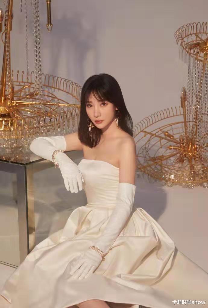 柳岩|柳岩好适合穿丝绸，一袭白色礼服高贵大气，40岁美出新高度