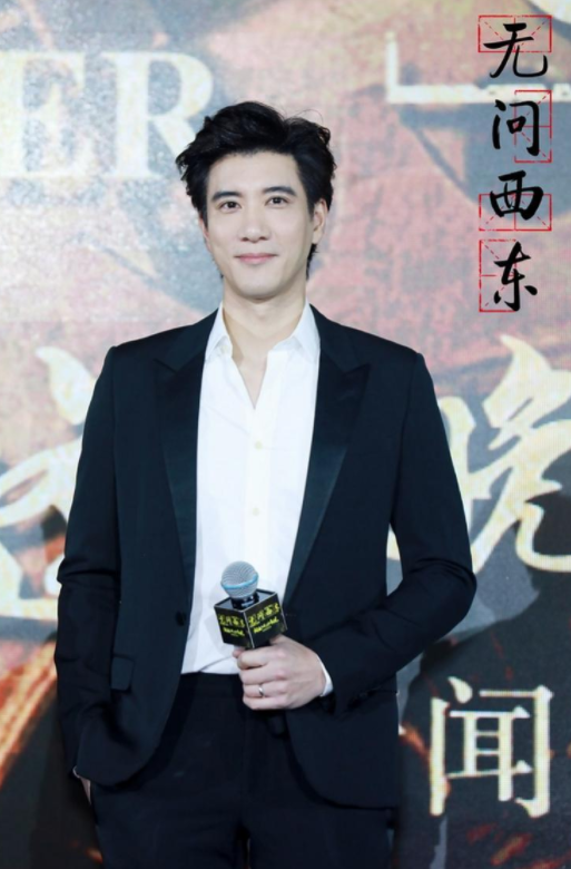 奶果的妈咪 王力宏满脸胡子显沧桑，生活节俭袜子破洞还在穿，认养了20个孤儿