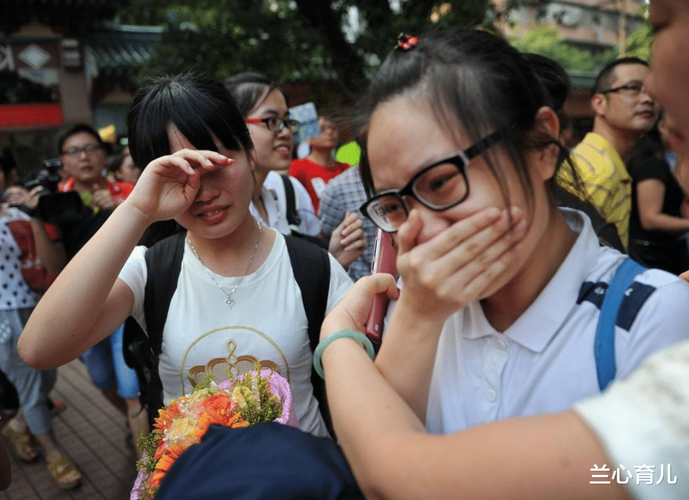 兰心育儿|资助的贫困女孩，高考只考了392分，该劝孩子复读一年吗？