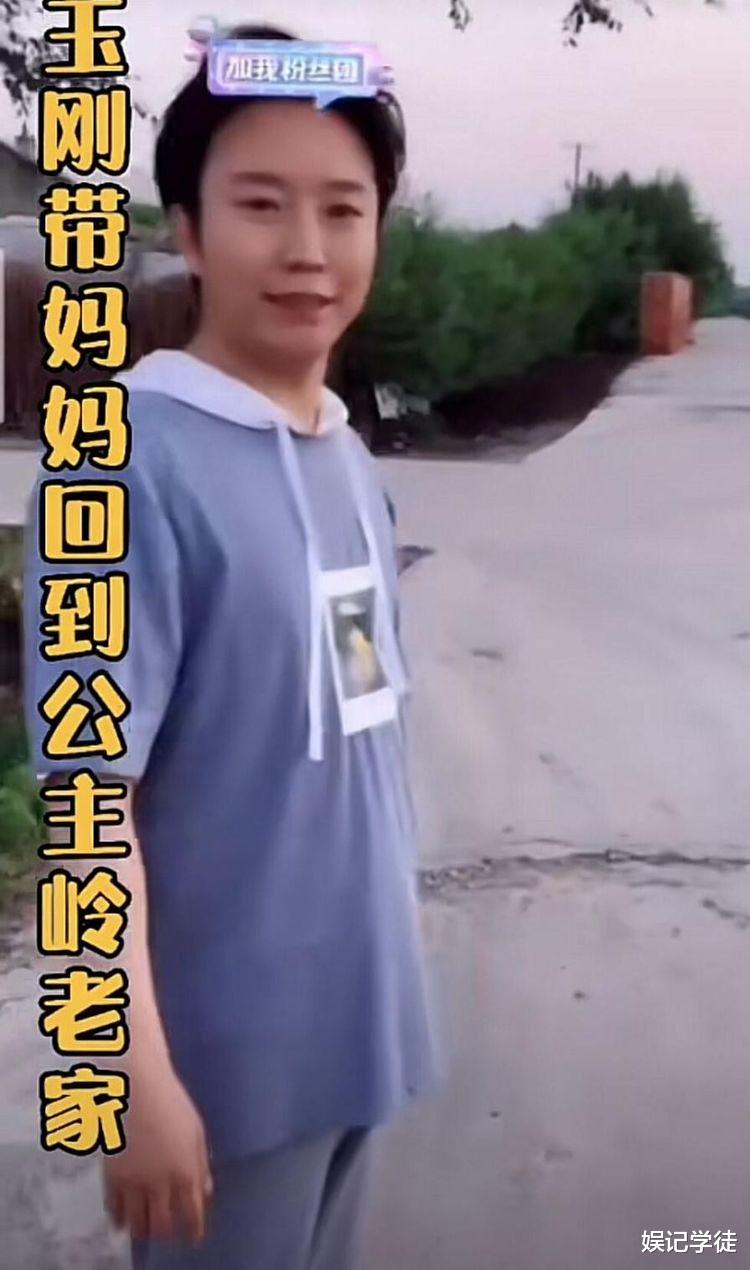 李玉刚|李玉刚晒视频怀念已故父亲，因穿着引争议，被质疑“摆拍”