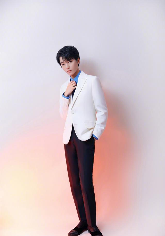 迪丽热巴|春晚舞台迪丽热巴被刘浩存艳压？王一博一身CHANEL，王俊凯全套Dior