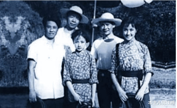 林依晨|陈小艺：23岁爆红，和老公分居11年，41岁“出轨”小9岁导演