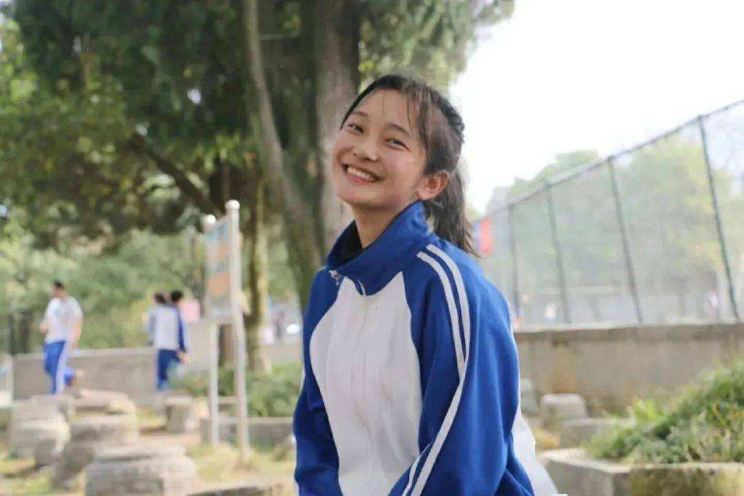 短发 高中女生不应该化妆,化妆就是“不学好”!爱美是错误?