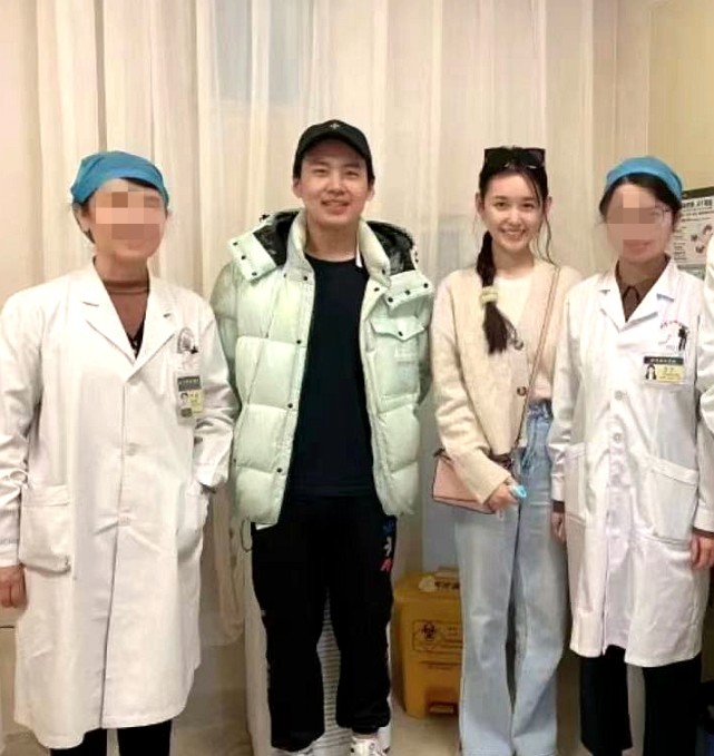 郭麒麟|德云社太子爷郭麒麟素颜坐高铁，憔悴浮肿状态差婉拒路人合影要求