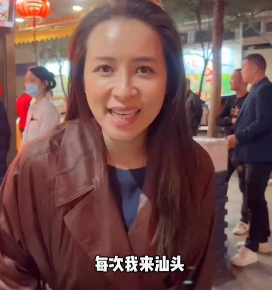 潮汕|46岁知名港星逛潮汕大排档，不戴口罩无人识，久居内地开店挣钱