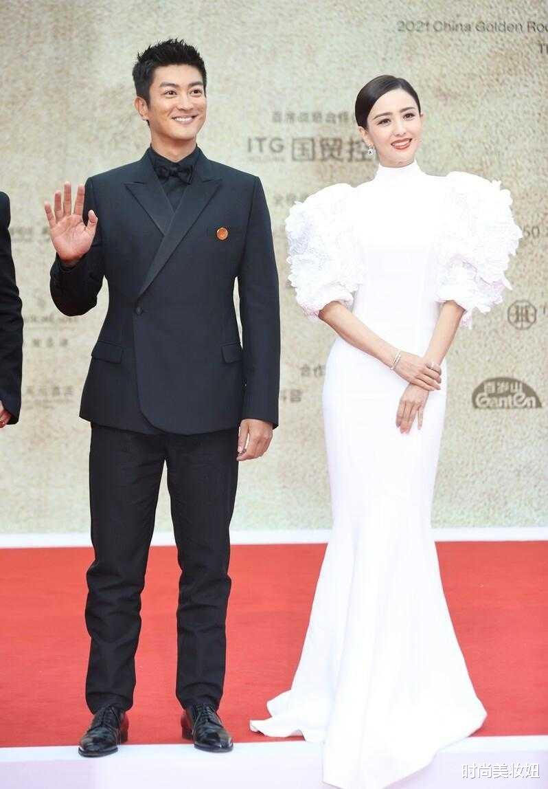 佟丽娅|佟丽娅气质真没得挑，穿白色泡泡袖连衣裙气场强大，美得惊艳