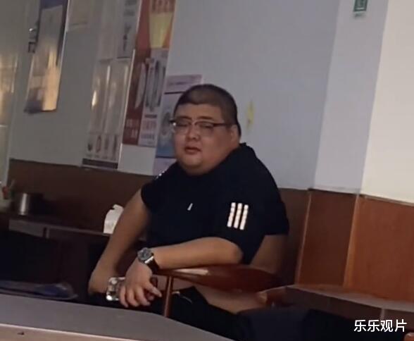 |网红泡泡龙生前最后一组镜头：坐在餐馆里和朋友等待吃饭