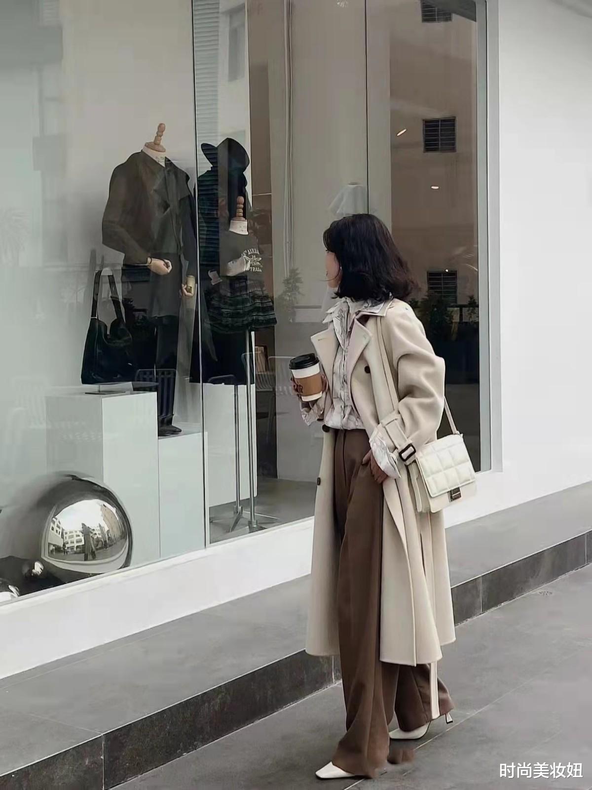 时尚美妆妞 大衣怎样穿才更显“贵”?学会同色系搭配,随便穿都是大牌范