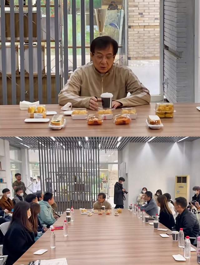 成龙|67岁成龙现身武汉高校上课，获百人迎接排场大，亲切打招呼无架子