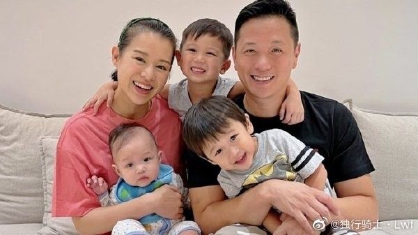 胡杏儿|胡杏儿俩儿子陪爷爷散步，兄弟俩牵手下台阶，和爸爸穿亲子装超萌