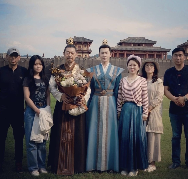 刘丽千|李若彤晒与张丰毅健身合照，大秀腹肌马甲线，两人年龄相加120岁