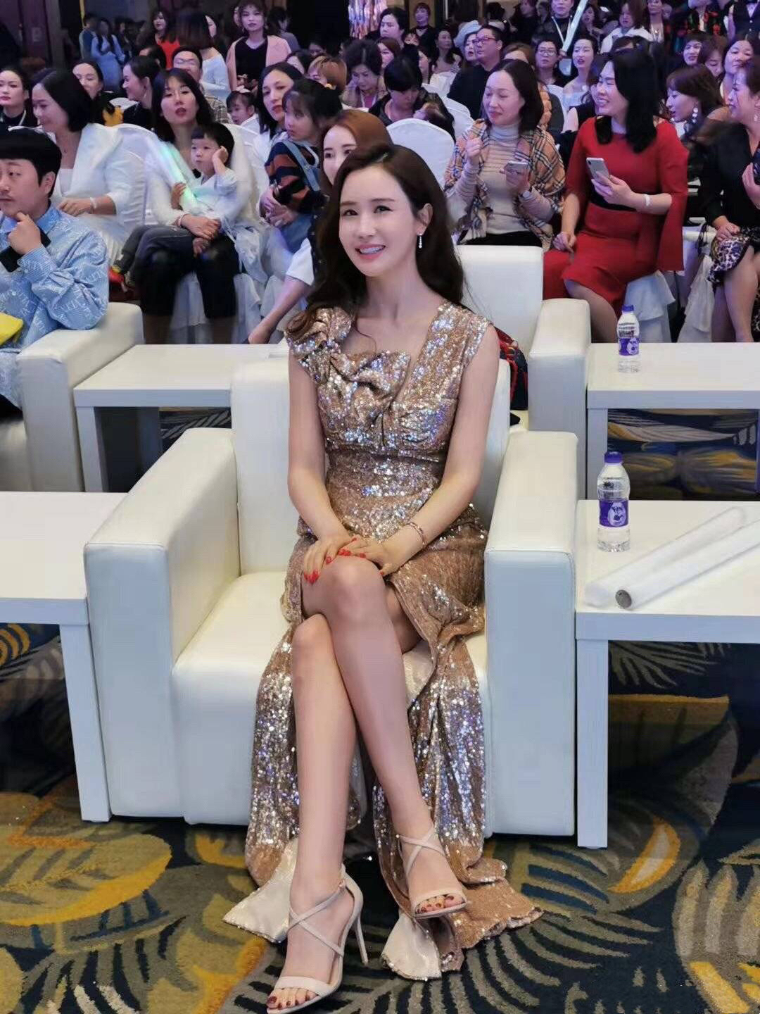 哚乐Like时尚|李多海颜值回春，蕾丝鱼尾裙惊艳亮相，身材慕了