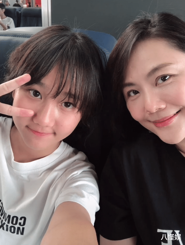 陈莹|“柳红”陈莹晒与女儿合照，两个女儿罕露正脸，姐妹俩都像妈妈