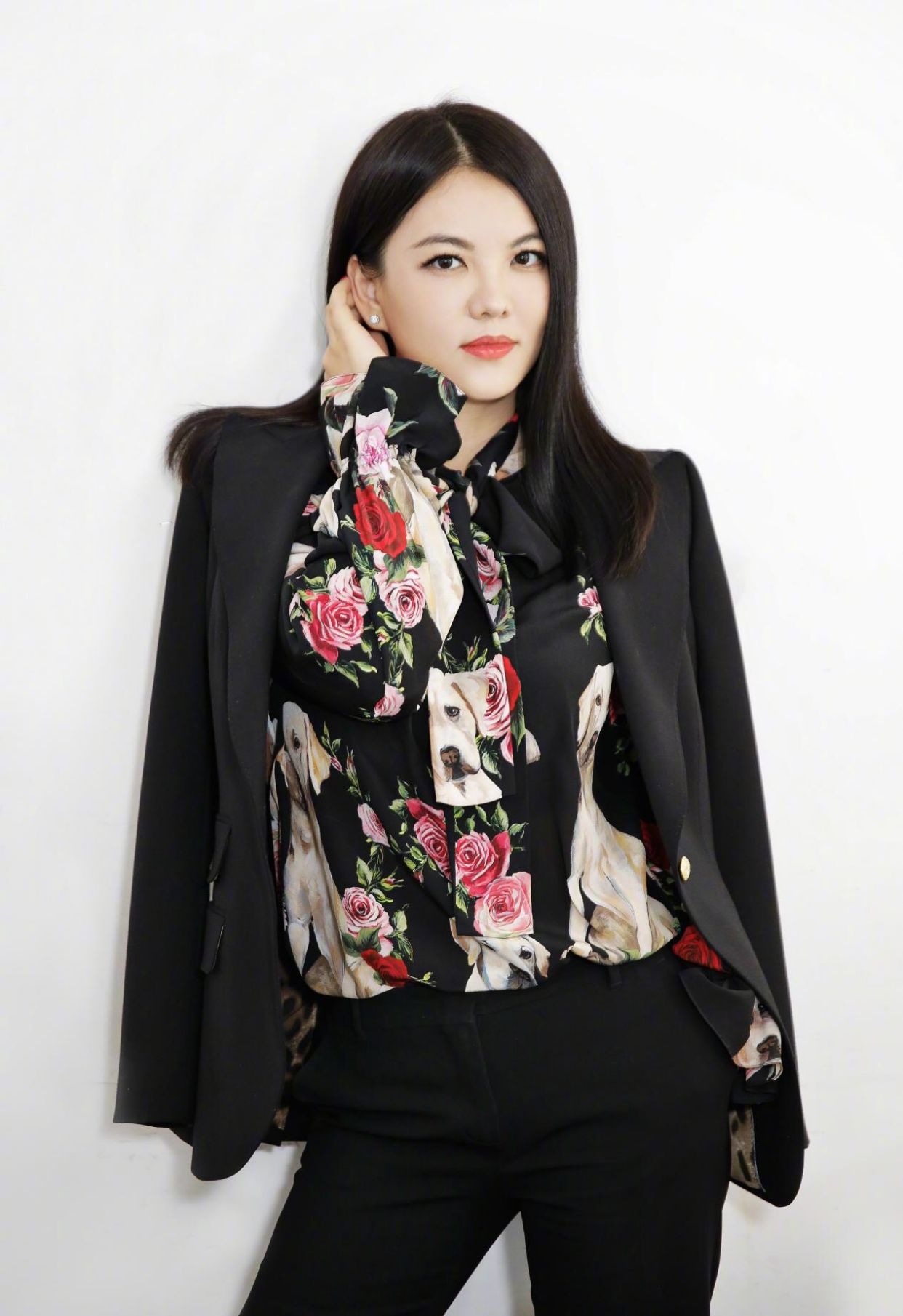 穿衣搭配|李湘难得变节俭，穿掉毛的大衣配“起球”卫衣出门，裤子也皱巴巴