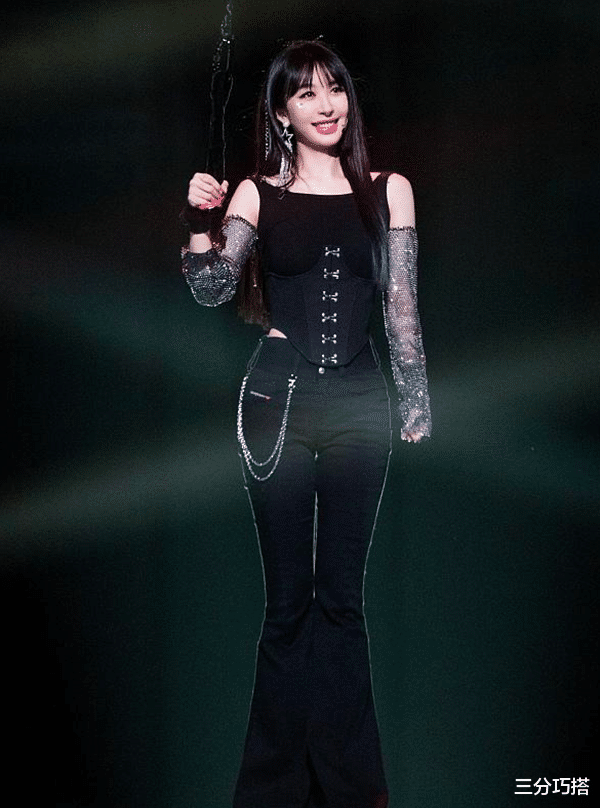 高马尾|李菲儿的腰胯比真绝了,穿普通微喇裤也好惊艳,就是厚嘴唇太明显