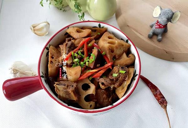 养花小娇娘|家常炖排骨，多加这两种食材更抢手，汤汁浓郁鲜美下饭，可香了